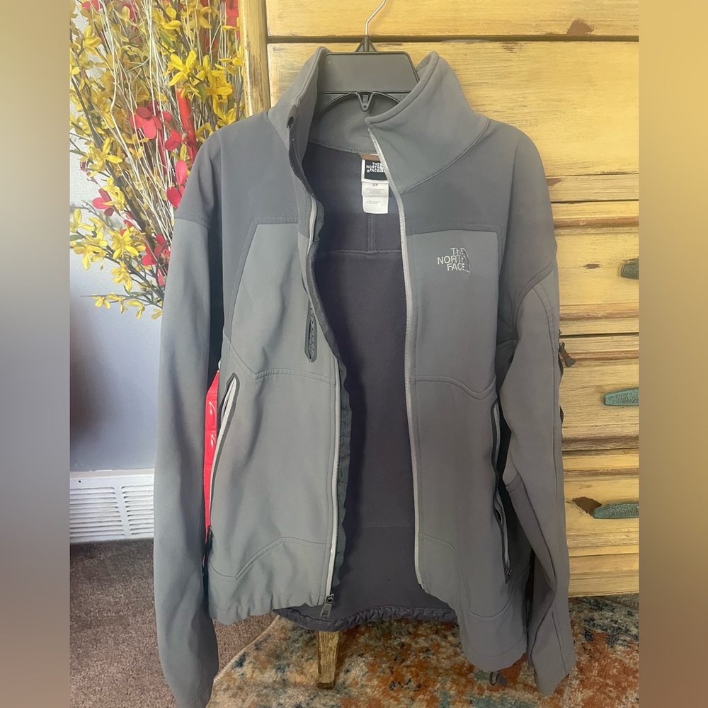 North face men’s jacket small